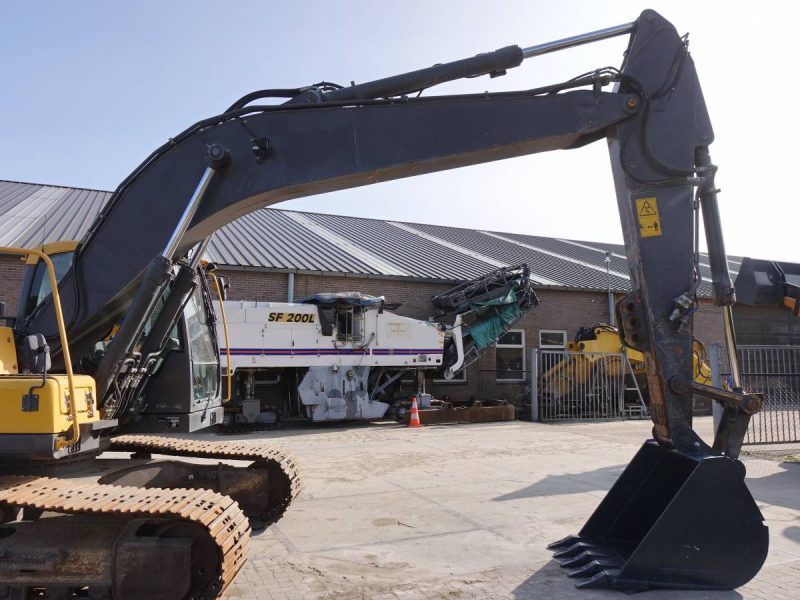 Volvo EC220DL - Image 3