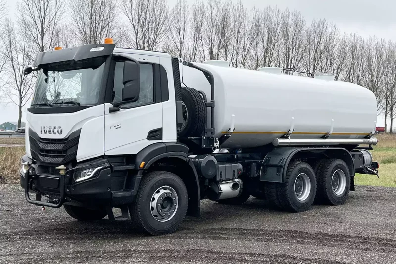 Iveco  380 6x4 Water  Truck - Image 4