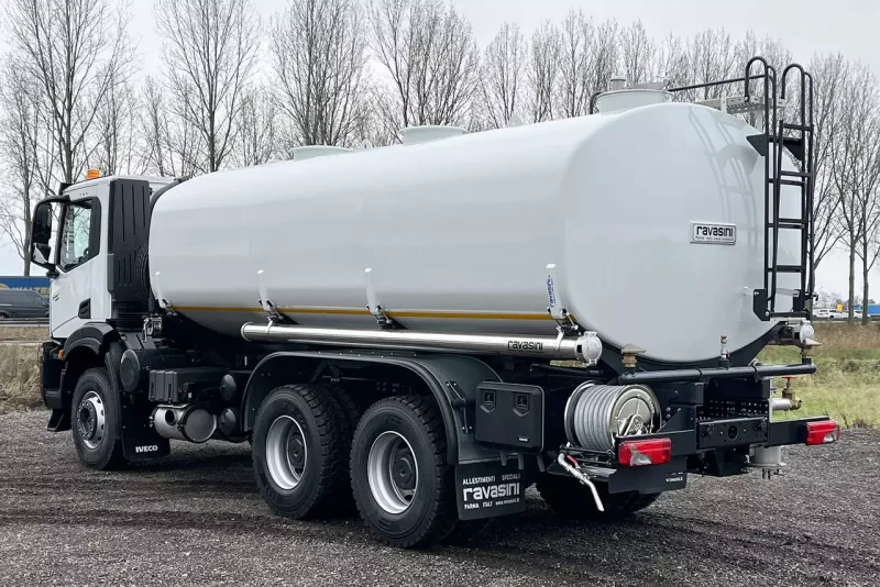 Iveco  380 6x4 Water  Truck - Image 2