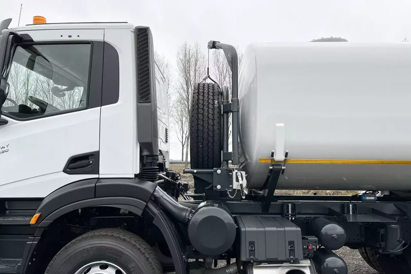 Iveco  380 6x4 Water  Truck - Image 10
