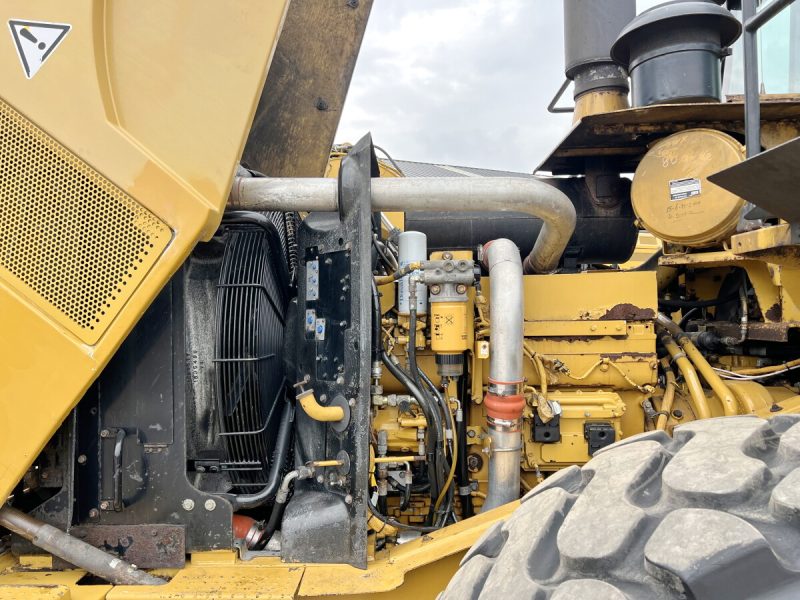 Caterpillar 966G Wheel Loader - Image 2