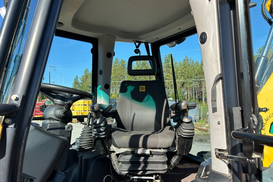 JCB 4CX Backhoe loader - Image 2